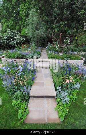 Londra, Regno Unito. 23rd maggio 2022. The Morris & Co. Garden, uno dei bellissimi giardini in mostra al 2022 Royal Horticultural Society Chelsea Flower Show, aperto oggi nel parco del Royal Hospital Chelsea a Chelsea, Londra, Regno Unito - 23 maggio 2022. Il design del giardino di Morris & Co. Reimita due modelli iconici di Morris. Il primo modello di Morris Trellis (1862) ispira la disposizione del giardino e i percorsi, mentre uno dei suoi modelli più famosi, Willow Boughs (1887), si riflette nel design del padiglione e dei canali d'acqua. Il padiglione incorpora pali a motivi geometrici Foto Stock