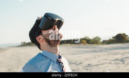 visore di realtà aumentata sulla spiaggia Foto Stock