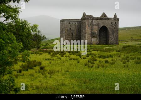 Castello di Hermitage a Liddesdale la sua storia turbolenta lo ha portato ad essere descritto come la 'casa di guardia della valle più sanguinosa della Gran Bretagna'. Foto Stock