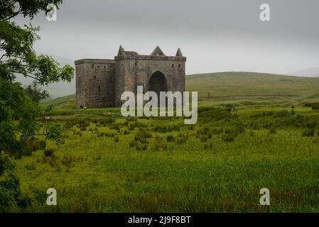 Castello di Hermitage a Liddesdale la sua storia turbolenta lo ha portato ad essere descritto come la 'casa di guardia della valle più sanguinosa della Gran Bretagna'. Foto Stock