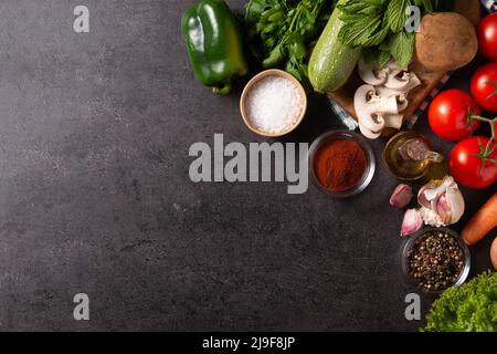 Assortimento di verdure, erbe e spezie su sfondo nero Foto Stock