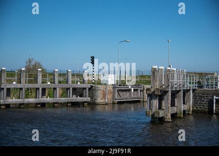 Den Helder, Olanda, maggio 2022. Chiuse e posti di ormeggio a Oostoever a Den Helder. Foto di alta qualità Foto Stock