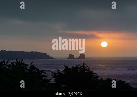 Tramonto estivo a Punta de Lobos, Pichilemu, sulla costa pacifica del Cile centrale Foto Stock