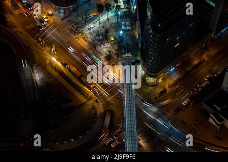 Vista dall'alto sul ponte pedonale per entrare nel centro commerciale Costanera Centre a Providencia, Santiago del Cile Foto Stock