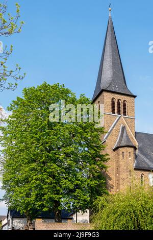 Deutschland, NRW, Erftstadt-Niederberg, Römisch-katholische Pfarrkirche St. Johannes der Täufer Foto Stock