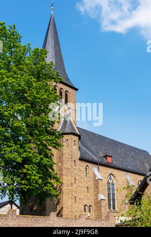 Deutschland, NRW, Erftstadt-Niederberg, Römisch-katholische Pfarrkirche St. Johannes der Täufer Foto Stock