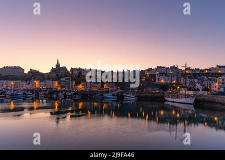 La strada portuale della città di Granville in Europa, Francia, Normandia, Manica, in primavera, di notte Foto Stock