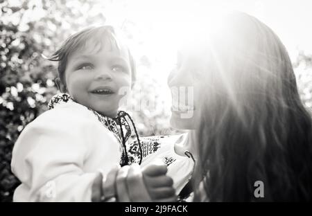 Foto in bianco e nero di mamma e figlio. Ritratto di due persone. Il concetto primaverile del giorno della madre Foto Stock