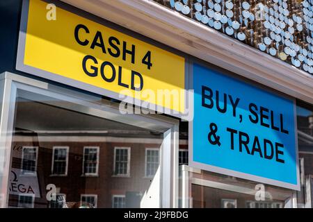 Epsom Surrey, Londra UK, maggio 22 2022, tradizionale High Street Pawn Broker Shop Acquisto e vendita di metalli preziosi Foto Stock