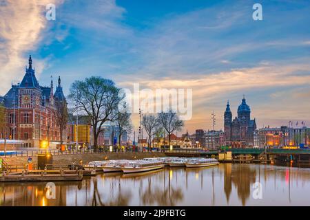 Amsterdam Paesi Bassi, skyline notturno della città alla stazione centrale di Amsterdam e alla Basilica di San Nicola Foto Stock