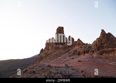 La formazione rocciosa di Las Rochas nel Parco Nazionale del Teide a Tenerife, Spagna. Il parco è la posizione del Monte Teide, la montagna più alta della Spagna e un arido Foto Stock