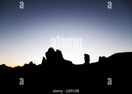 La formazione rocciosa di Las Rochas al tramonto nel Parco Nazionale del Teide a Tenerife, Spagna. Il parco nazionale è rinomato per la chiarezza del suo cielo. Foto Stock