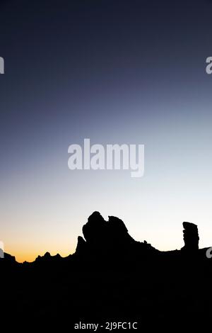 La formazione rocciosa di Las Rochas al tramonto nel Parco Nazionale del Teide a Tenerife, Spagna. Il parco nazionale è rinomato per la chiarezza del suo cielo. Foto Stock