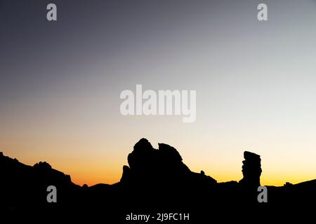 La formazione rocciosa di Las Rochas al tramonto nel Parco Nazionale del Teide a Tenerife, Spagna. Il parco nazionale è rinomato per la chiarezza del suo cielo. Foto Stock