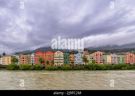 Innsbruck Austria, skyline della città presso case colorate e Inn River Foto Stock