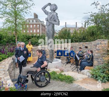 Royal Hospital, Chelsea, Londra, Regno Unito. 23 maggio 2022. Lo spettacolo dei fiori di RHS Chelsea riapre alla stampa nella sua normale fascia d’inizio estate che si apre dal 24-28 maggio. Immagine: Il giardino benevolo del fondo della RAF. Credit: Malcolm Park/Alamy Live News. Foto Stock