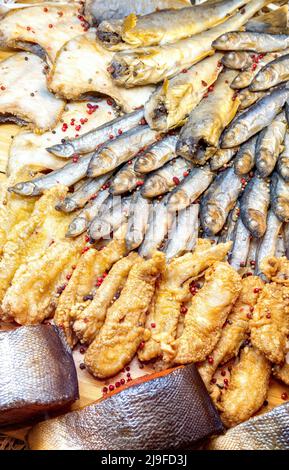 Vari pesci fritti e affumicati nella vista dall'alto del ristorante. Messa a fuoco selettiva. Foto Stock