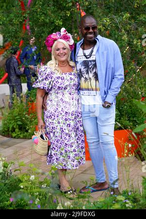 Vanessa Feltz (a sinistra) e ben Ofoedu durante la giornata stampa del Salone dei Fiori di Chelsea, presso il Royal Hospital Chelsea, Londra. Data foto: Lunedì 23 maggio 2022. Foto Stock