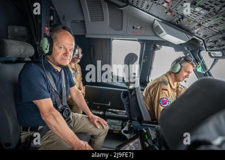 Tillia, Niger. 23rd maggio 2022. Il cancelliere tedesco OLAF Scholz (SPD), vola a Tillia su un velivolo da trasporto Bundeswehr A400M. Scholz sta visitando i soldati Bundeswehr di stanza in Niger per l'addestramento. Credit: Michael Kappeler/dpa/Alamy Live News Foto Stock