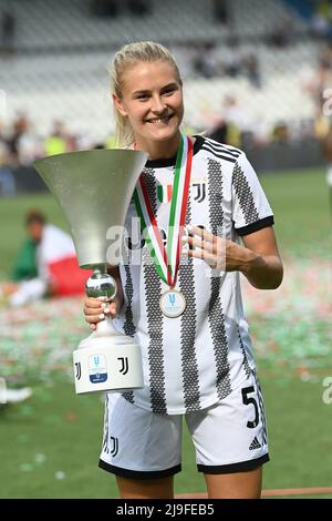 Stadio Paolo Mazza, Ferrara, Italia, 22 maggio 2022, Amanda Nilden (Juventus) con la Coppa Italia in finale - Juventus FC - AS Roma - Coppa Italia Foto Stock