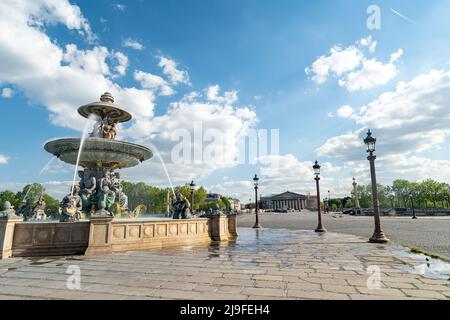 Fontane della Concorde e dell'obelisco di Luxor a Place de la Concorde, parigi, Francia Foto Stock