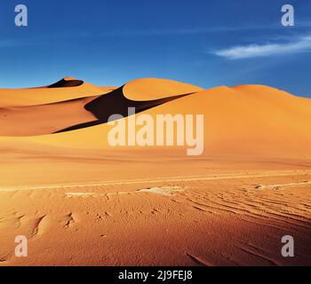 Grandi dune di sabbia del deserto del Sahara al tramonto in Algeria Foto Stock