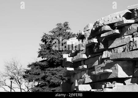 Un alto muro creato da pietre per un effetto rustico in bianco e nero. Foto Stock