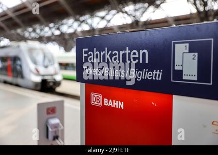 Lipsia, Germania. 23rd maggio 2022. Un distributore automatico di biglietti Deutsche Bahn (DB) si trova presso la stazione ferroviaria principale di Lipsia. La gente in Sassonia potrà acquistare il biglietto da 9 euro per i mezzi pubblici a partire da lunedì. Il biglietto è di solito disponibile presso distributori automatici, punti vendita o autisti di autobus e sarà valido in tutta la nazione a partire da giugno 1. Credit: Jan Woitas/dpa/Alamy Live News Foto Stock