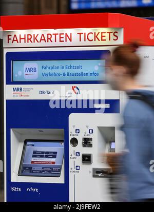 Lipsia, Germania. 23rd maggio 2022. Una donna passa davanti a un distributore automatico di biglietti della Mitteldeutsche Regiobahn (MRB) alla stazione centrale di Lipsia. La gente in Sassonia potrà acquistare il biglietto da 9 euro per i mezzi pubblici a partire da lunedì. Il biglietto è di solito disponibile presso distributori automatici, punti vendita o autisti di autobus e sarà valido in tutta la nazione a partire da giugno 1. Credit: Jan Woitas/dpa/Alamy Live News Foto Stock