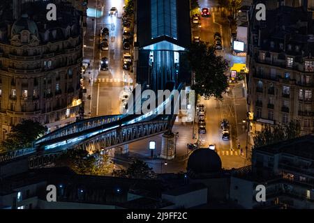 Parigi, Francia - 2 maggio 2022 : metro della linea 6 alla stazione di Pasteur, fine della parte aerea Foto Stock