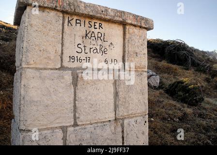 Altopiano di Asiago, Veneto, Italia. La pietra miliare del Kaiser Karl Strasse. Il Kaiser Karl Strasse è un modo di trasmissione sull'Altopiano di Sette Comuni costruito durante la Prima Guerra Mondiale dai soldati dell'Impero Austro-ungarico per attrezzare la zona a nord dell'altopiano di una strada di accesso ai veicoli a motore per raggiungere la zona del Monte Ortigara. Foto Stock