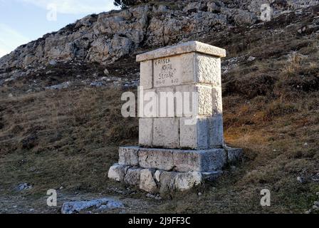 Altopiano di Asiago, Veneto, Italia. La pietra miliare del Kaiser Karl Strasse. Il Kaiser Karl Strasse è un modo di trasmissione sull'Altopiano di Sette Comuni costruito durante la Prima Guerra Mondiale dai soldati dell'Impero Austro-ungarico per attrezzare la zona a nord dell'altopiano di una strada di accesso ai veicoli a motore per raggiungere la zona del Monte Ortigara. Foto Stock