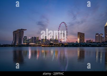 Singapore Maggio 22nd 2022 - paesaggio urbano del quartiere finanziario di Singapore di notte Foto Stock