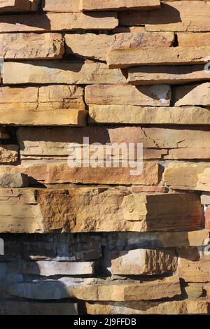 Un alto muro creato da pietre per un effetto rustico. Foto Stock