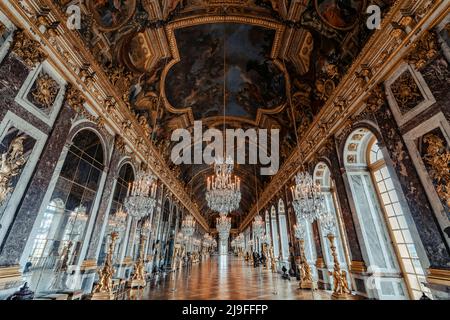 VERSAILLES, FRANCIA - MAGGIO 20 2022: La Sala degli specchi (Galerie des Glaces) del Palazzo reale di Versailles in Francia Foto Stock