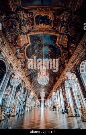 VERSAILLES, FRANCIA - MAGGIO 20 2022: La Sala degli specchi (Galerie des Glaces) del Palazzo reale di Versailles in Francia Foto Stock