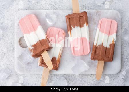 Papicola napoletana con gelato allo yogurt Foto Stock