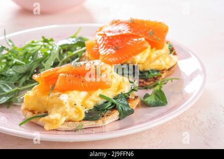 Salmone affumicato con uova strapazzate su un muffin inglese tostato. Foto Stock