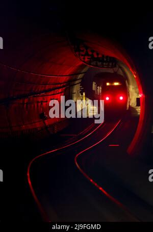 Lipsia, Germania. 23rd maggio 2022. Un treno della S-Bahn entra nel City Tunnel presso la stazione centrale di Lipsia. La gente in Sassonia potrà acquistare il biglietto da 9 euro per i mezzi pubblici a partire da lunedì. Il biglietto è di solito disponibile presso distributori automatici, punti vendita o autisti di autobus e sarà valido in tutta la nazione a partire da giugno 1. Credit: Jan Woitas/dpa/Alamy Live News Foto Stock