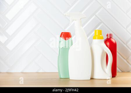 Bottiglie per la pulizia di diverse superfici in cucina, bagno e altre stanze. Primo piano. Vista dall'alto. Striscione largo. Spazio vuoto per il testo o il logo. Foto Stock