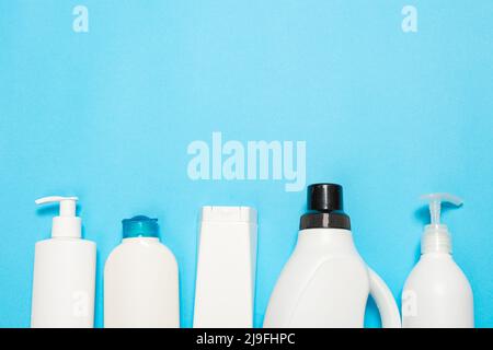 detergente su sfondo blu sul lato. Prodotti per la pulizia professionale, pulizia generale. Prodotti chimici per la casa vista dall'alto Foto Stock