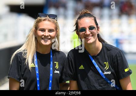 Ferrara, Italia. 22nd maggio 2022. Martina Lenzini e Amanda Nilden (Juventus) durante la finale - Juventus FC - AS Roma, Coppa Italia Football match femminile a Ferrara, Italia, Maggio 22 2022 Credit: Independent Photo Agency/Alamy Live News Foto Stock