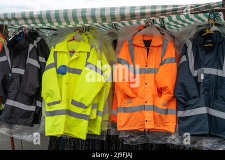 Abbigliamento da lavoro di sicurezza High Viz in vendita in una stalla di mercato. Foto Stock