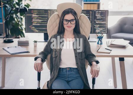 Ritratto di attraente ragazza bravissima seduta in sedia sviluppare la tecnologia di rete outsource di startup al posto di lavoro workstation indoor Foto Stock