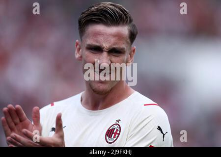 Reggio Emilia, Italia. 22nd maggio 2022. Alexis Saelemaekers di AC Milan si presenta durante la serie Una partita tra noi Sassuolo e AC Milan allo Stadio Mapei il 22 maggio 2022 a Reggio Emilia. Credit: Marco Canoniero/Alamy Live News Foto Stock