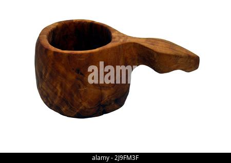 Tazza isolata di kuksa marrone su sfondo bianco, tradizionale tazza di guksi in legno Foto Stock
