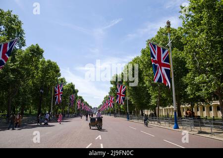 Union Jack Flags Platinum Jubilee prepara il Mall London Foto Stock