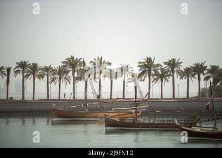 Doha, Qatar - Aprile 24,2022 le barche tradizionali chiamate Dhows sono ancorate nel porto vicino al Museo del Parco d'Arte Islamica. Foto Stock