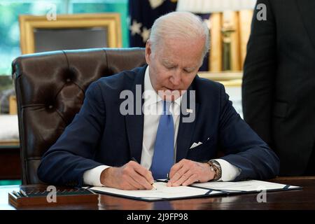 Washington, Vereinigte Staaten. 09th maggio 2022. Il presidente degli Stati Uniti Joe Biden firma la legge di prestito-locazione dell'Ucraina nell'ufficio ovale della Casa Bianca a Washington, DC lunedì 9 maggio 2022. Credit: Yuri Gripas/Pool via CNP/dpa/Alamy Live News Foto Stock