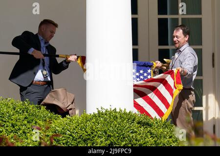 Washington, Vereinigte Staaten. 09th maggio 2022. I membri del personale curano la bandiera americana per prepararsi all'evento successivo al Rose Garden alla Casa Bianca di Washington, DC, il 9 maggio 2022. Credit: Yuri Gripas/Pool via CNP/dpa/Alamy Live News Foto Stock